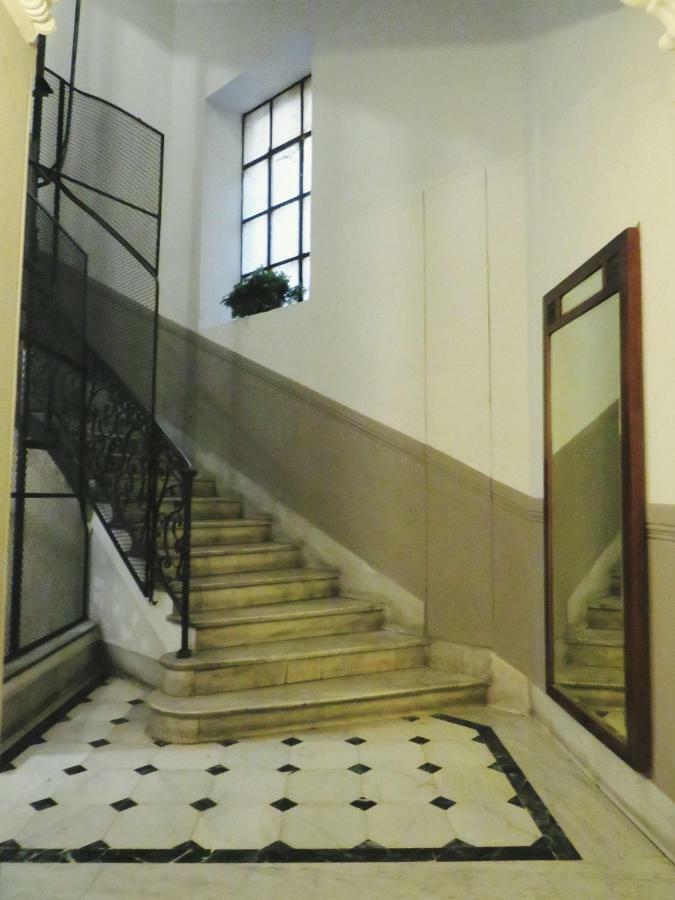 Central Chic Apartment Генуя Экстерьер фото